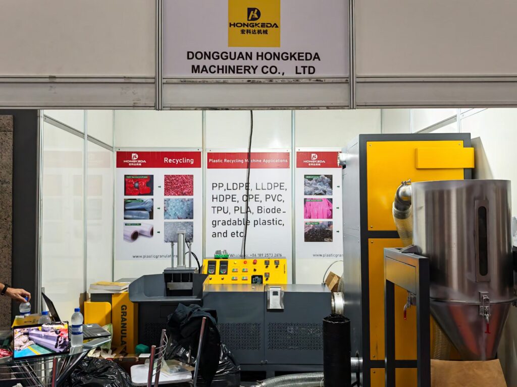 Hongkeda machine HKD 90 showed at Interplast 2026 brazil